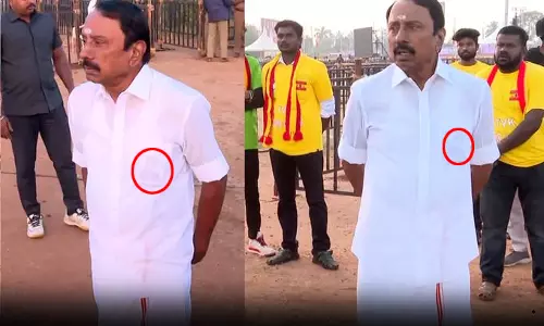 சட்டை பாக்கெட்டில் ஜெயலலிதா படம்... தவெக கரை வேட்டியுடன் செங்கோட்டையன் சட்டை பாக்கெட்டில் ஜெயலலிதா படம்... தவெக கரை வேட்டியுடன் செங்கோட்டையன்