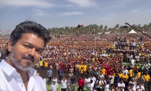 ஈரோடு பொதுக்கூட்டத்தில் தொண்டர்களுடன் எடுத்த செல்பி வீடியோவை வெளியிட்ட விஜய் ஈரோடு பொதுக்கூட்டத்தில் தொண்டர்களுடன் எடுத்த செல்பி வீடியோவை வெளியிட்ட விஜய்