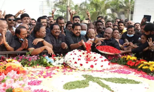 24-ந்தேதி எம்.ஜி.ஆர் நினைவிடத்தில் உறுதிமொழி ஏற்பு நிகழ்ச்சி - அதிமுக அறிவிப்பு 24-ந்தேதி எம்.ஜி.ஆர் நினைவிடத்தில் உறுதிமொழி ஏற்பு நிகழ்ச்சி - அதிமுக அறிவிப்பு