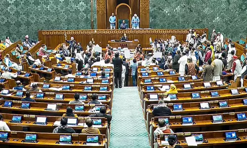 மக்களவையில் மசோதா நகல்களை கிழித்தெறிந்து எதிர்க்கட்சிகள் கடும் அமளி மக்களவையில் மசோதா நகல்களை கிழித்தெறிந்து எதிர்க்கட்சிகள் கடும் அமளி