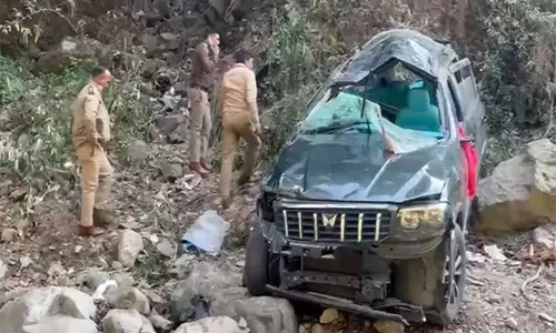 உத்தரகாண்ட்: பக்தர்கள் சென்ற கார் பள்ளத்தில் கவிழ்ந்து விபத்து - 3 பேர் உயிரிழப்பு உத்தரகாண்ட்: பக்தர்கள் சென்ற கார் பள்ளத்தில் கவிழ்ந்து விபத்து - 3 பேர் உயிரிழப்பு