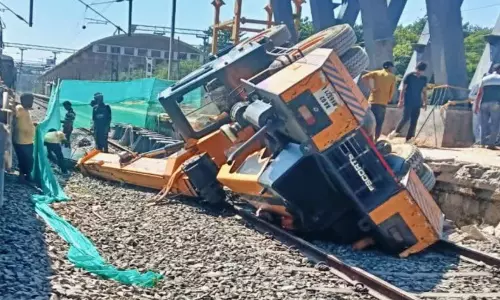 ரெயில் தண்டவாளத்தில் சாய்ந்து விழுந்த கிரேன் - பெரும் விபத்து தவிர்ப்பு ரெயில் தண்டவாளத்தில் சாய்ந்து விழுந்த கிரேன் - பெரும் விபத்து தவிர்ப்பு