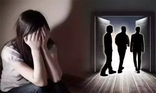 காதலனை நம்பி சென்ற இளம்பெண்... நெருக்கமாக இருந்ததை வீடியோ எடுத்து மிரட்டி கூட்டு பலாத்காரம் - 3 பேர் கைது காதலனை நம்பி சென்ற இளம்பெண்... நெருக்கமாக இருந்ததை வீடியோ எடுத்து மிரட்டி கூட்டு பலாத்காரம் - 3 பேர் கைது