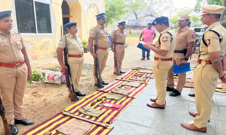 தூத்துக்குடி மத்தியபாகம் காவல் நிலையத்தில் எஸ்.பி. ஆல்பர்ட் ஜான் ஆய்வு தூத்துக்குடி மத்தியபாகம் காவல் நிலையத்தில் எஸ்.பி. ஆல்பர்ட் ஜான் ஆய்வு