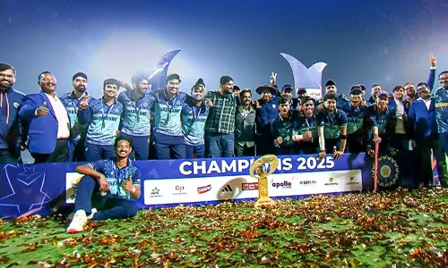 முஷ்டாக் அலி டி20 கிரிக்கெட்: ஜார்கண்ட் அணி முதல்முறையாக ‘சாம்பியன்’ முஷ்டாக் அலி டி20 கிரிக்கெட்: ஜார்கண்ட் அணி முதல்முறையாக ‘சாம்பியன்’