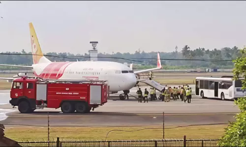 கொச்சியில் விமானம் தரையிறங்கியபோது டயர் வெடித்ததால் பரபரப்பு - 160 பயணிகள் உயிர் தப்பினர் கொச்சியில் விமானம் தரையிறங்கியபோது டயர் வெடித்ததால் பரபரப்பு - 160 பயணிகள் உயிர் தப்பினர்