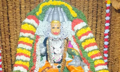 திருவள்ளூர்: ஆஞ்சநேயருக்கு 73,000 வடைமாலை சார்த்தப்பட்டு சிறப்பு பூஜை