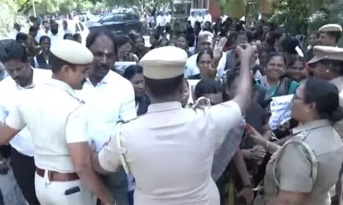 நெல்லை கோர்ட்டில் வழக்கறிஞர்கள் போராட்டம் - போலீசாருடன் வாக்குவாதம் ஏற்பட்டதால் பரபரப்பு