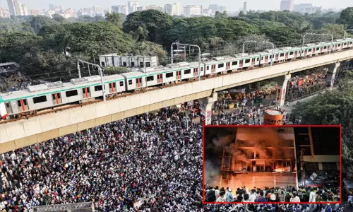 வங்காளதேச வன்முறைக்கு பத்திரிகையாளர் பலி; இந்து வாலிபரை கொன்று, கம்பத்தில் தொங்க விட்டு, உடலை எரித்த கொடூரம்