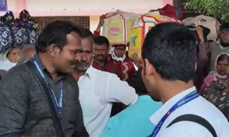 ராமேஸ்வரம்: டிக்கெட் எடுக்காமல் ரெயிலில் பயணித்த வட மாநிலத்தவர்கள் - அபராதம் செலுத்தாமல் தப்பியோட்டம்