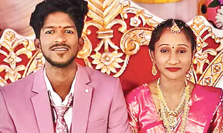 ஓடும் ரெயிலில் இருந்து தவறி விழுந்து புதுமண தம்பதி பலி