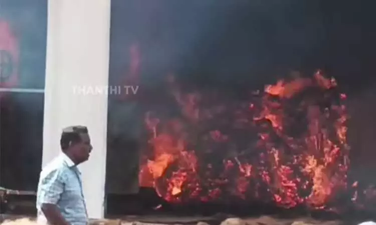 புதுக்கோட்டை: தொழிற்சாலையில் தீ விபத்து - பல லட்சம் மதிப்பிலான தென்னை நார் எரிந்து நாசம் புதுக்கோட்டை: தொழிற்சாலையில் தீ விபத்து - பல லட்சம் மதிப்பிலான தென்னை நார் எரிந்து நாசம்