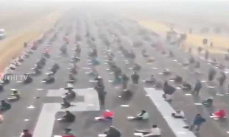 187 பணியிடங்களுக்கு 8 ஆயிரம் பேர் போட்டி; ஒடிசாவில் விமான ஓடுதளத்தில் நடந்த தேர்வு