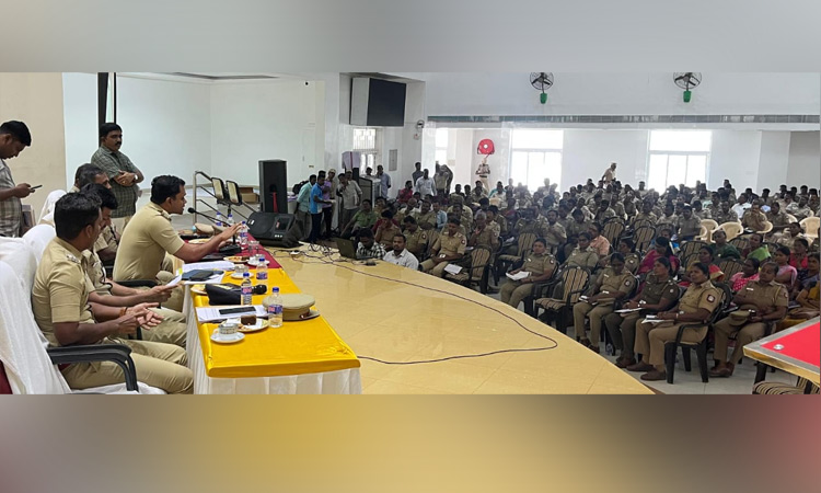 நாளை எஸ்.ஐ. எழுத்து தேர்வு: போலீசாருடன் தூத்துக்குடி எஸ்.பி. ஆலோசனை