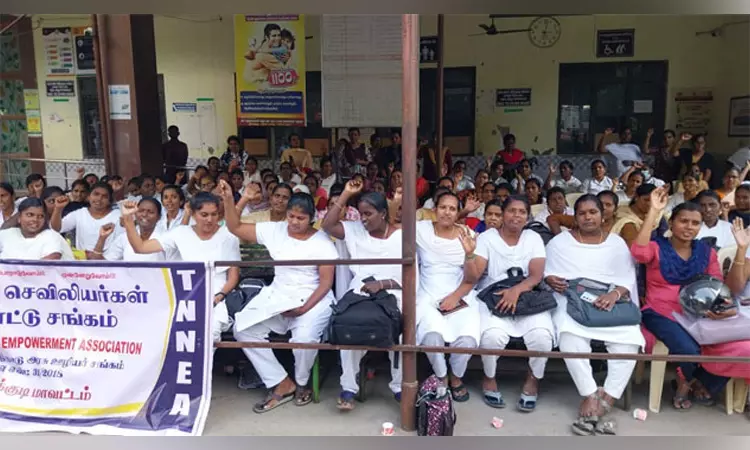 தூத்துக்குடி அரசு மருத்துவமனையில் செவிலியர்கள் தொடர் காத்திருப்பு போராட்டம் தூத்துக்குடி அரசு மருத்துவமனையில் செவிலியர்கள் தொடர் காத்திருப்பு போராட்டம்