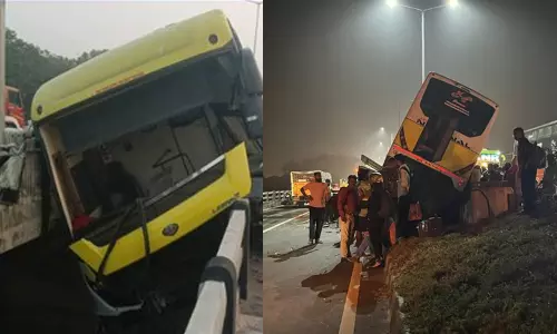 விக்கிரவாண்டி அருகே ஆற்றுப் பாலத்தில் மோதி ஆம்னி பேருந்து விபத்து - 35-க்கும் மேற்பட்டோர் காயம் விக்கிரவாண்டி அருகே ஆற்றுப் பாலத்தில் மோதி ஆம்னி பேருந்து விபத்து - 35-க்கும் மேற்பட்டோர் காயம்