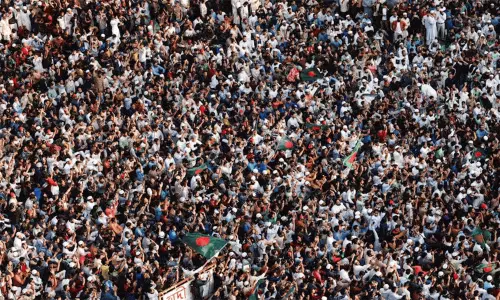 வங்கதேசத்தில் நாடாளுமன்றம் முற்றுகை: பதற்றம் அதிகரிப்பு