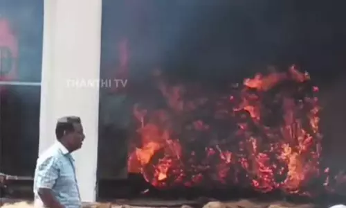 புதுக்கோட்டை: தொழிற்சாலையில் தீ விபத்து - பல லட்சம் மதிப்பிலான தென்னை நார் எரிந்து நாசம்