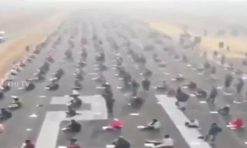 187 பணியிடங்களுக்கு 8 ஆயிரம் பேர் போட்டி; ஒடிசாவில் விமான ஓடுதளத்தில் நடந்த தேர்வு