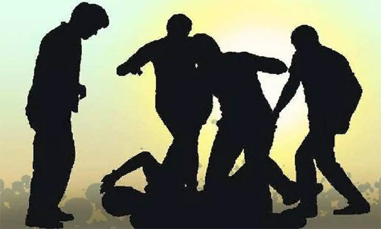 திருவண்ணாமலை கிரிவலப்பாதையில் பெண்களை இழிவாக பேசி வந்த போலி சாமியாருக்கு அடி-உதை