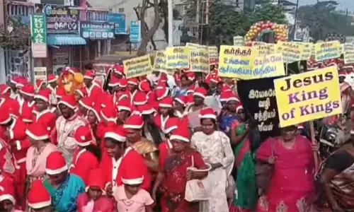 நெல்லையில் பண்டிகைக் கால கொண்டாட்டம்; கிறிஸ்துமஸ் தாத்தா வேடம் அணிந்து நூற்றுக்கணக்கானோர் பேரணி