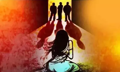 மதுபானம் குடிக்க வைத்து கல்லூரி மாணவி பலாத்காரம்: 3 பேருக்கு போலீஸ் வலைவீச்சு மதுபானம் குடிக்க வைத்து கல்லூரி மாணவி பலாத்காரம்: 3 பேருக்கு போலீஸ் வலைவீச்சு