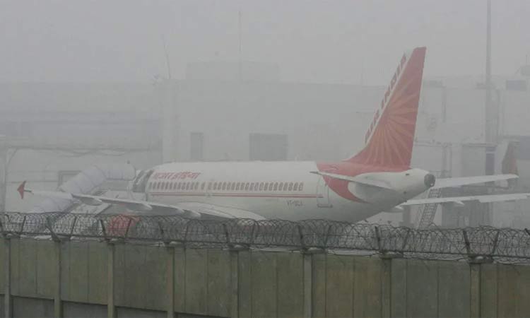 டெல்லியில் காற்று மாசு, பனிமூட்டம்; விமான சேவை பாதிப்பு