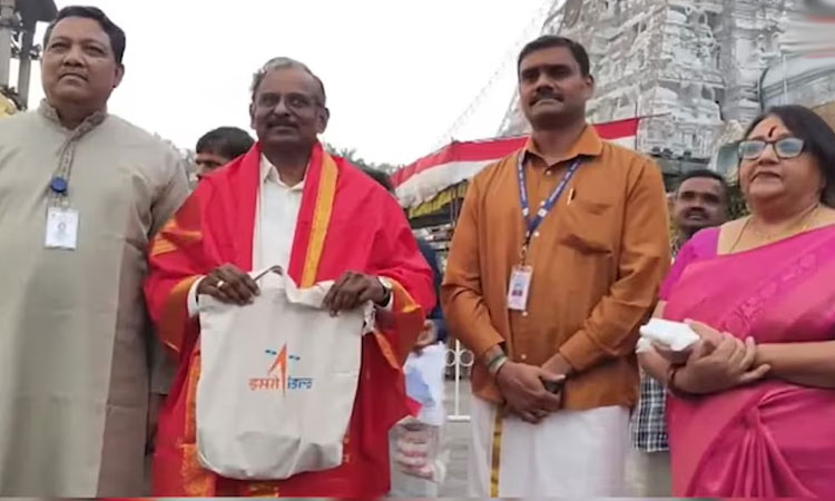 24-ந்தேதி விண்ணில் செலுத்தப்படும் ராக்கெட்: திருப்பதி கோவிலில் இஸ்ரோ விஞ்ஞானிகள் தரிசனம்
