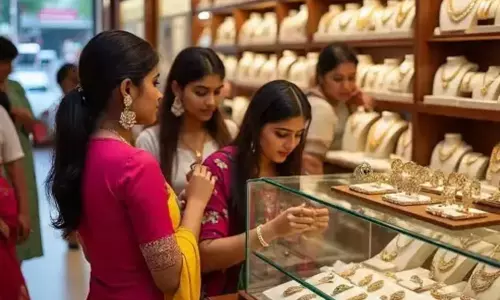 வரலாறு காணாத புதிய உச்சம்... மீண்டும் ரூ.1 லட்சத்தை கடந்த தங்கம் விலை..!