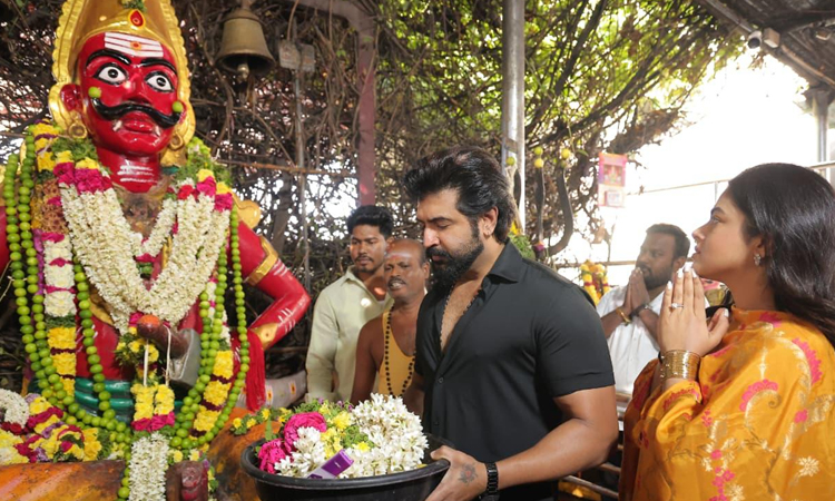 ’வெண்ணங்கொடி முனியப்பன்’ கோவிலில் சாமி தரிசனம் செய்த ’ரெட்ட தல’ படக்குழு