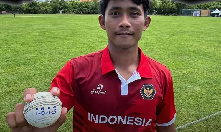 ஒரே ஓவரில் 5 விக்கெட்டுகள்:  யாரும் செய்யாத வரலாற்று சாதனையை படைத்த இந்தோனேசியா வீரர்