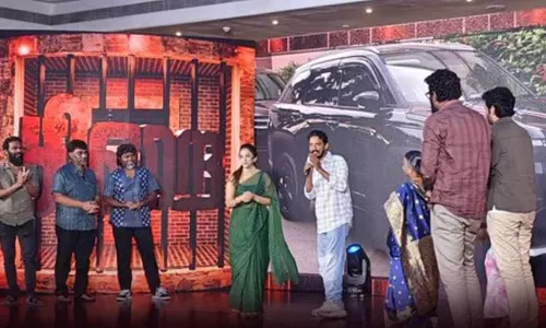 சிறை பட இயக்குனருக்கு கார் பரிசாக வழங்கிய தயாரிப்பாளர் லலித் குமார்