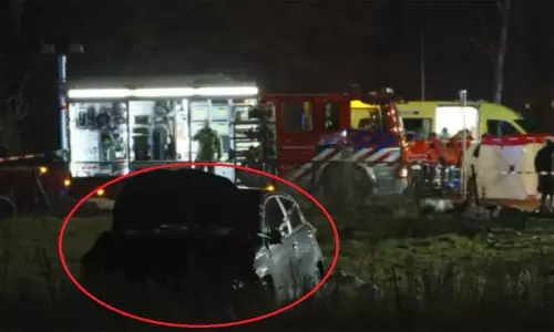 நெதர்லாந்து: கிறிஸ்துமஸ் கொண்டாட்ட அணுவகுப்பு காண கூடியிருந்தவர்கள் மீது மோதிய கார் ; 9 பேர் காயம்