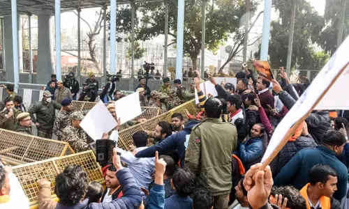 மாணவர் தலைவர் கொலை.. போராட்டங்கள்.. விசா நிறுத்தம் - இந்தியா - வங்கதேச பிரச்சனையில் என்ன நடக்கிறது?