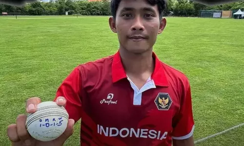 ஒரே ஓவரில் 5 விக்கெட்டுகள்:  யாரும் செய்யாத வரலாற்று சாதனையை படைத்த இந்தோனேசியா வீரர்