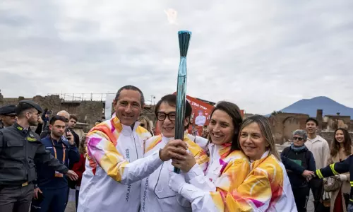 குளிர்கால ஒலிம்பிக் ஜோதியை ஏந்திச் சென்ற ஜாக்கி சான்