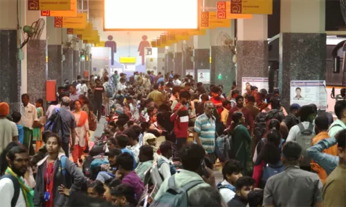 கிறிஸ்துமஸ், புத்தாண்டு விடுமுறை:  கிளாம்பாக்கம் பஸ் நிலையத்தில் அலைமோதிய பயணிகள் கூட்டம்