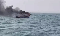 நடுக்கடலில் தீப்பிடித்து எரிந்த பைபர் படகு