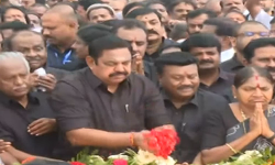 எம்.ஜி.ஆர். நினைவிடத்தில் எடப்பாடி பழனிசாமி மலர் தூவி மரியாதை