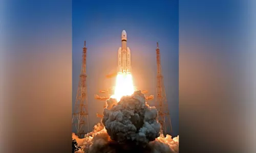 6,100 கிலோ  செயற்கைக்கோளுடன் வெற்றிகரமாக விண்ணில் பாய்ந்த பாகுபலி ராக்கெட்...! - இஸ்ரோ சாதனை