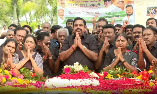 எம்ஜிஆர் நினைவிடத்தில் எடப்பாடி பழனிசாமி மலர் தூவி மரியாதை