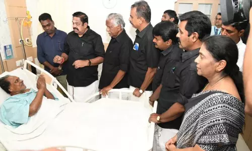 தமிழ்மகன் உசேனை சந்தித்து நலம் விசாரித்தார் எடப்பாடி பழனிசாமி தமிழ்மகன் உசேனை சந்தித்து நலம் விசாரித்தார் எடப்பாடி பழனிசாமி