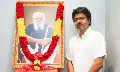 தந்தை பெரியார் நினைவு நாள் - தவெக தலைவர் விஜய் மரியாதை
