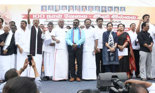 100 நாள் வேலை திட்டத்தில் காந்தி பெயர் நீக்கம்: திமுக - கூட்டணி கட்சிகள் கண்டன ஆர்ப்பாட்டம் 100 நாள் வேலை திட்டத்தில் காந்தி பெயர் நீக்கம்: திமுக - கூட்டணி கட்சிகள் கண்டன ஆர்ப்பாட்டம்