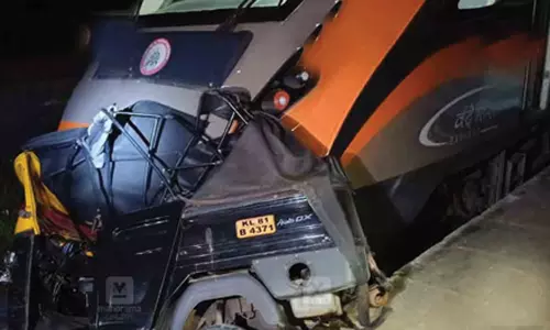 தண்டவாளத்தில் ஆட்டோவை நிறுத்திய டிரைவர்; வந்தே பாரத் ரயில் மோதியதால்  பயணிகள் அதிர்ச்சி