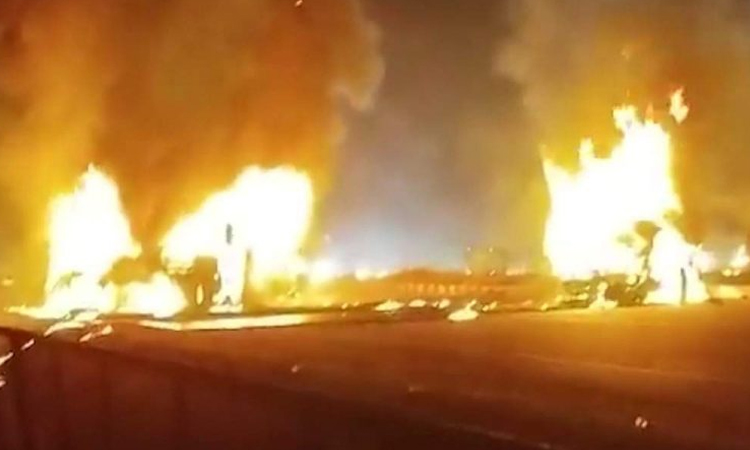 கர்நாடகாவில் பஸ் தீப்பிடித்து கோர விபத்து: 17 பேர் உடல் கருகி பலி