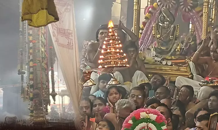 சிதம்பரம் நடராஜர் கோவிலில் மார்கழி ஆருத்ரா தரிசன விழா கொடியேற்றத்துடன் தொடங்கியது சிதம்பரம் நடராஜர் கோவிலில் மார்கழி ஆருத்ரா தரிசன விழா கொடியேற்றத்துடன் தொடங்கியது