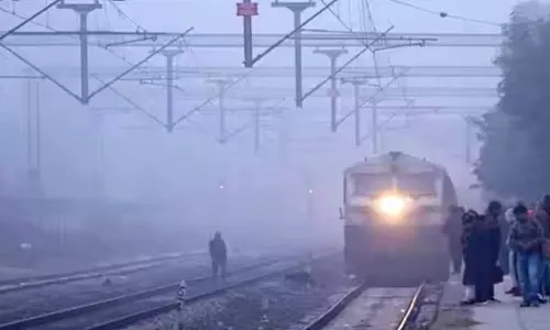 பனிமூட்டம்: மின்சார ரெயில்கள் தாமதமாக இயக்கம் பனிமூட்டம்: மின்சார ரெயில்கள் தாமதமாக இயக்கம்