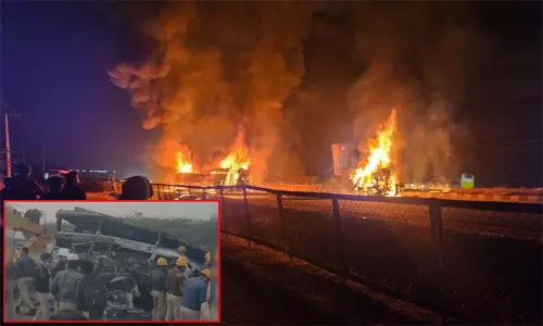 கர்நாடகாவில் பஸ் தீப்பிடித்து கோர விபத்து: 17 பேர் உடல் கருகி பலி