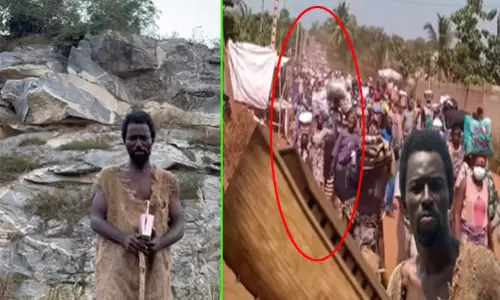 உலகம் இன்று அழியும்... தீர்க்கதரிசியை நோக்கி குடும்பத்துடன் ஓடிய மக்கள்; அடுத்து நடந்த சம்பவம்... வைரலான வீடியோ உலகம் இன்று அழியும்... தீர்க்கதரிசியை நோக்கி குடும்பத்துடன் ஓடிய மக்கள்; அடுத்து நடந்த சம்பவம்... வைரலான வீடியோ